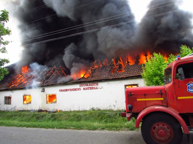 Ватра прогутала стовариште: Велики пожар у Змајеву код Врбаса